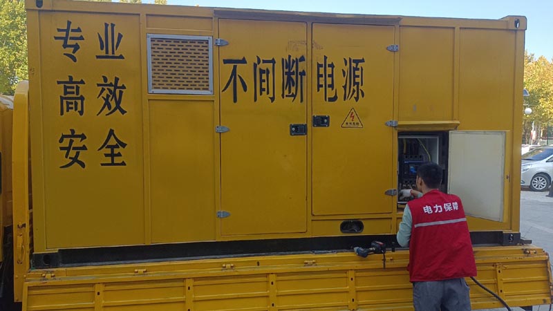南部柴油发电机组和UPS电源配合使用时，如何避免切换过程中的电力中断？